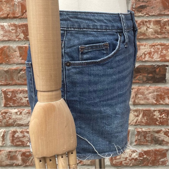 Universal Thread distressed blue jean shorts / size 2/26 / Excellent condition - Picture 4 of 16